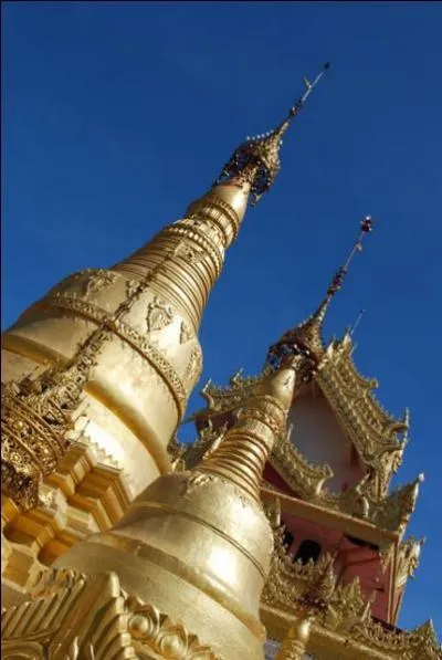 Nash, lui, veut rester à Paris pour être enterré à côté de Jim Morisson ! Il est fantasque, mon pote guitariste de Pulau Pinang. Mais où se trouve donc cette île ?