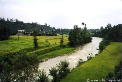 Et pour ne pas faire de jaloux, bien obligé d'aller rendre visite à Hafez, qui retourne parfois dans sa ville de Sari, sur les rives de la mer Caspienne. Mais dans quel pays ?