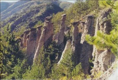 Quel est ce village des Hautes-Alpes qui inspira Jean Giono pour "Le Hussard sur le toit" où vous pourrez contempler à proximité une curiosité géologique, les célèbres Demoiselles coiffées ?