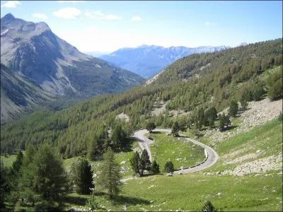 Nous terminerons la promenade d'aujourd'hui au col de la Cayolle, dans quel département sommes-nous ?
