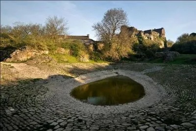 Comment s'appellent ces mares circulaires où les brebis viennent s'abreuver que vous pourrez-voir près de La Couvertoirade dans l'Aveyron ?