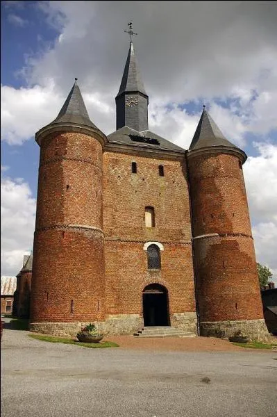 Où se trouve Plomion où vous aurez l'occasion d'admirer une superbe église fortifiée avec ses tours de briques vernissées ?