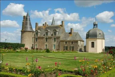 Près de quelle ville se trouve le château des Rochers-Sévigné, séjour favori de Madame de Sévigné ?