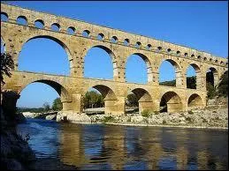 Quelle rivière le pont du Gard traverse-t-il ?
