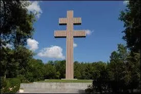 Dans quel village se trouve la croix de Lorraine ?