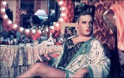 Folle et gay sont des synonymes.