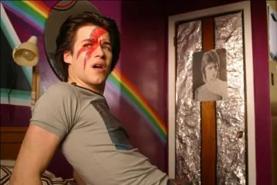 Et de quel film, ce jeune homme qui se prend pour David Bowie, vient-il ?