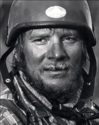 Alpiniste polonais, mort pendant l'ascension du Lotse, deuxième homme à gravir les 14 " 8000" dont 9 nouvelles voies et 4 hivernales. Quel est son nom ?