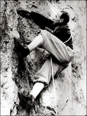 Alpiniste italien, il a à son actif de nombreuses voies de grandes difficultés et la première de la pointe Walker aux Grandes Jorasses en 1938. Son nom est :