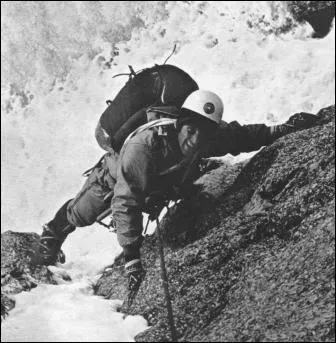 Alpiniste français qui tenta, avec René Desmaison, la directissime de la Pointe Walker aux Grandes Jorasses . Il mourra à 90m du sommet de froid et d'épuisement en 1971. C'est :