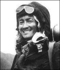 Célèbre sherpa népalais d'origine tibétaine, il fut le premier homme à avoir mis le pied sur le toit du monde avec Edmund Hillary. Son nom est :