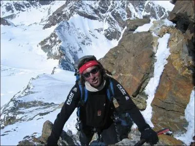 Instigateur du "manifeste des 19" grimpeur et alpiniste hors norme, il invente un nouveau style basé sur la rapidité et l'aisance. Il se tue en voulant enchaîner les 82 sommets de plus de 4000m des Alpes. C'est :
