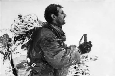 Alpiniste de haut niveau, auteur de nombreuses premières dans les Alpes, les Andes et l'Himalaya, directissime de la pointe Walker en hiver. Auteur de " 342 heures dans les Grandes Jorasses", c'est :