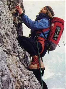 Considéré comme le meilleur alpiniste du monde, il est le premier à avoir gravi l'Everest sans oxygène et avoir grimpé les 14 " 8000". Il s'appelle :