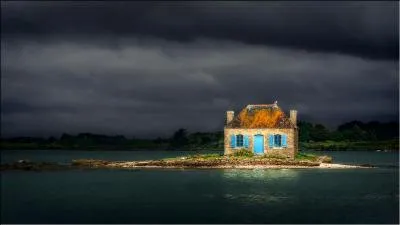 De ces quatre départements, lequel n'est pas frontalier de celui du Morbihan ?