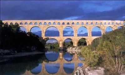 De ces quatre départements, lequel n'est pas frontalier du Gard ?