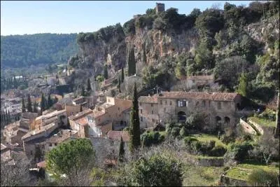 Quel département ne touche pas à celui du Var ?