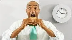 Manger très vite, généralement près de son lieu de travail, c'est manger ...