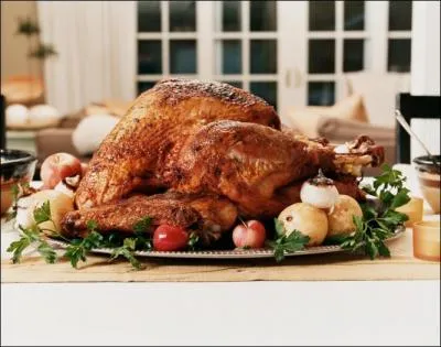 Mon premier se situe entre 'do' et 'mi'. Mon second précède aujourd'hui. Mon troisième désigne une personne. Mon tout a lieu la nuit du 24 au 25 décembre.