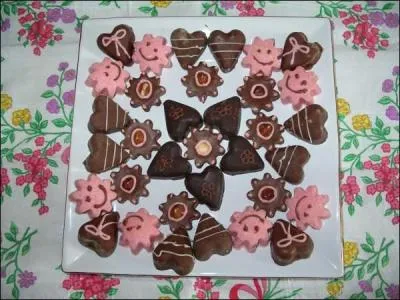 Mon premier est contraire de froid. Claudine ou Mao, c'est mon second. Mon troisième est toujours en tête de l'alphabet. Mon tout contient du cacao.