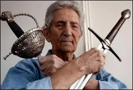 Quel est le nom donné à une personne enseignant l'escrime et le maniement d'autres armes blanches ?