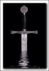 Selon la célèbre légende, d'où Arthur a-t-il extrait "Excalibur", l'épée magique ?