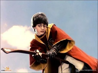 À cause de qui Harry a-t-il dû monter sur son balai la première fois ?
