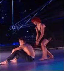 Dans quelle danse faut-il être à la fois ancré au sol ainsi que léger et gracieux dans le haut du corps ?