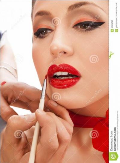 Pourquoi les artistes sont-ils si maquillés ?