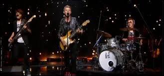 Dans "Rising Star" comment s'appelle le groupe des jeunes ?