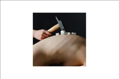 Quel sens « taper sur » prend-il en fonction de cette illustration ?