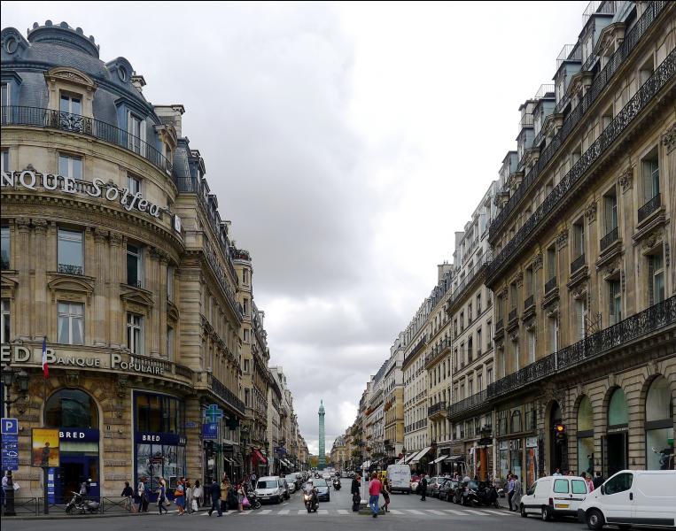 Sur quelle place parisienne débouche la rue de la Paix ?