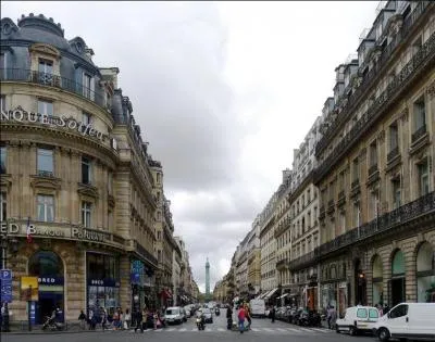 Sur quelle place parisienne débouche la rue de la Paix ?