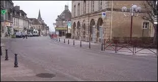 Nous sommes dans le centre de la ville Calvadosienne de Troarn. Nous nous situons en région ...