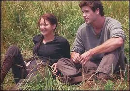 Contre quoi Gale a-t-il échangé un bout de pain pour Katniss et lui ?