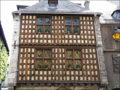 La ville d'Arreau où vous pourrez admirer la jolie maison gothique des Lys se trouve dans le département :