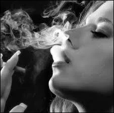 Au début des années 80, quelle chanteuse interprète le titre "L'amour c'est comme une cigarette" ?