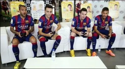 Avec qui Neymar joue-t-il dans l'équipe de Barcelone ?