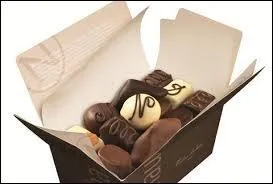 C'est Louise Agostini, épouse d'un célèbre chocolatier belge, qui a inventé le "ballotin" pour emballer les pralines (bouchées au chocolat).
