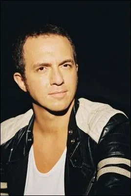 Quelle chanson fait partie du répertoire de ce chanteur ?