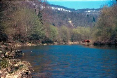 Dans quel pays le Doubs prend-il sa source ?