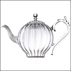 Un superbe exemple de cet objet bien connu, aux formes renfl&eacute;es, qui dans certains endroits du monde est au c�ur d'une v&eacute;ritable c&eacute;r&eacute;monie. De quoi s'agit-il&nbsp; ?