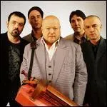 Dans la salle du bar-tabac de la rue des martyrs.