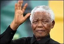 Un petit signe de la main, regardez cet homme qu'il est grand, il mérite cet hommage. Il y a un an et un jour, il nous quittait à l'âge de 95 ans, c'était le :