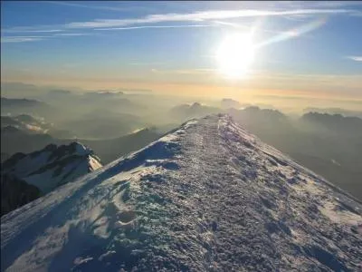 Si vous regardez une carte italienne, où est situé le sommet du Mont Blanc ?