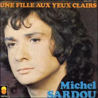 Qu'est ce qui était blanc dans la chanson de Michel Sardou dédiée à sa mère "Une fille aux yeux clairs" ?