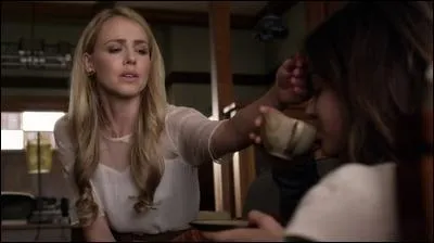 Qu'est-ce que Meredith prétend donner à Aria pour qu'elle ne révèle pas le secret de Byron (à propos du soir de la disparition d'Alison) ? (saison 3)