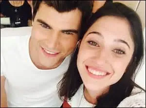 Avec qui Francesca est-elle en couple ?