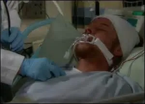 Lequel de ces personnages est la cause de l'état de Tucker ?