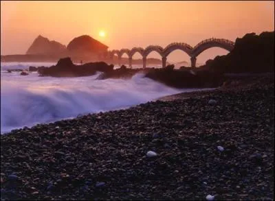 Joon se marrait tout seul dans le métro, en regardant les parisiens excités comme des puces. Il eut du mal à m'expliquer ce qu'était son "île fameuse". Alors ?